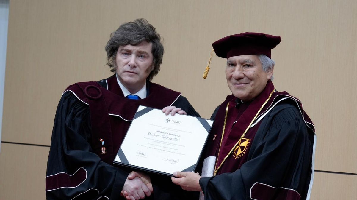 Javier Milei fue distinguido por la Universidad de San Mart&iacute;n de Porres. (Foto: Presidencia)
