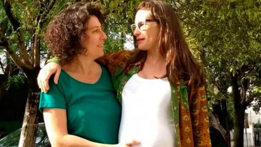 Van a ser madres pero a una de ellas quieren darle una licencia por paternidad