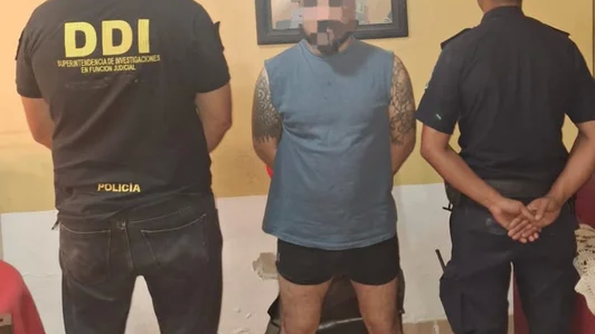 El hijo fue captado por las cámara de seguridad llevando las valijas. (Foto: Policía)
