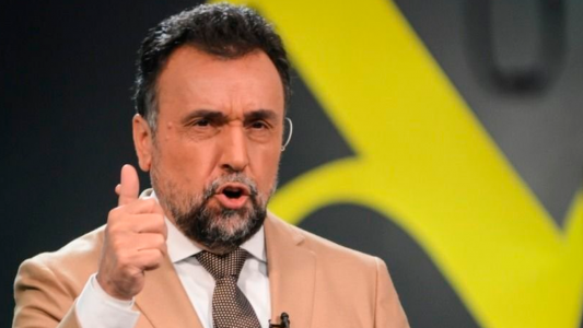 El periodista Roberto Navarro fue agredido por tres personas en la vía pública