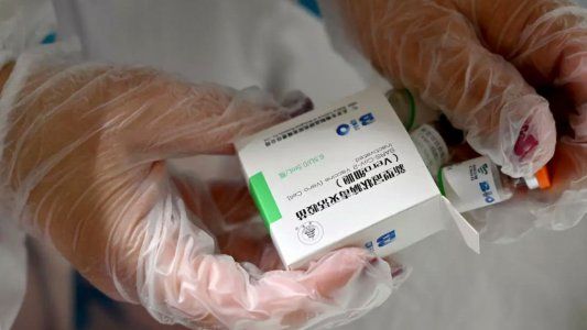 Llegarán un millón de vacunas Sinopharm y las aplicarán como segunda dosis