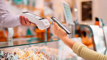 El consumo en supermercados cayó por quinto mes consecutivo pero los mayoristas tuvieron un leve repunte mensual