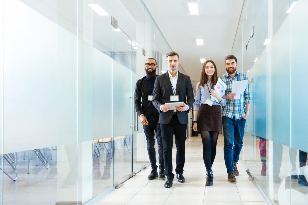En la actualidad, los jóvenes profesionales tienen la oportunidad de trabajar con más flexibilidad horaria, por proyecto o a resultados y cobrar en dólares. Ahora, el desafío de las empresas nacionales es encontrar profesionales y seducirlos para trabajar en el mercado interno. 