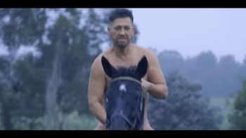 Pablo Ruiz cabalga desnudo en su relanzamiento como cantante