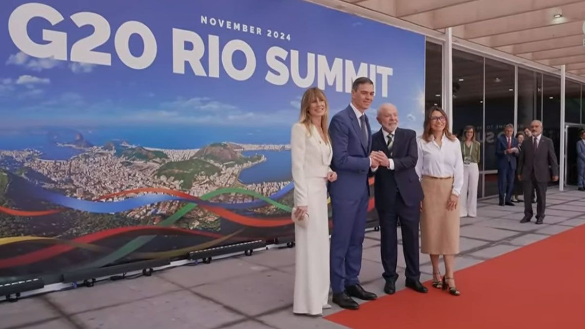 Un momento de calma para Pedro Sánchez y su esposa, Begonia Gómez. De la mano en Río con un aliado, Lula da Silva. (foto: G20)