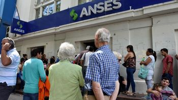 El Gobierno reglamentó el bono de hasta 15 mil pesos para jubilados y pensionados: cómo lo cobrarán