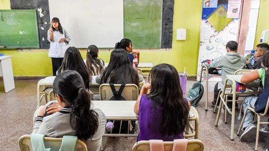 Más jóvenes terminan la secundaria en Argentina, pero persisten las desigualdades