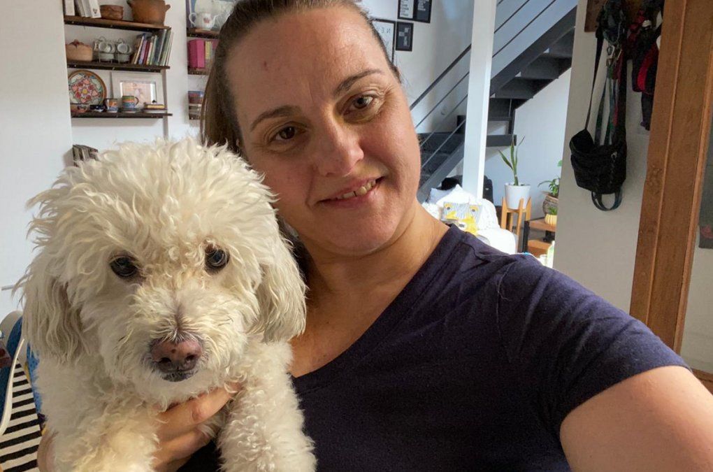 Clarita tuvo una operación tras un accidente. Su calidad de vida mejoró muchísimo con el cannabis. Ahora su dueña se suma a la campaña para legalizar el uso en animales.