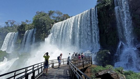 Cataratas del Iguazú abrió con horarios reducidos tras una mejora en el río