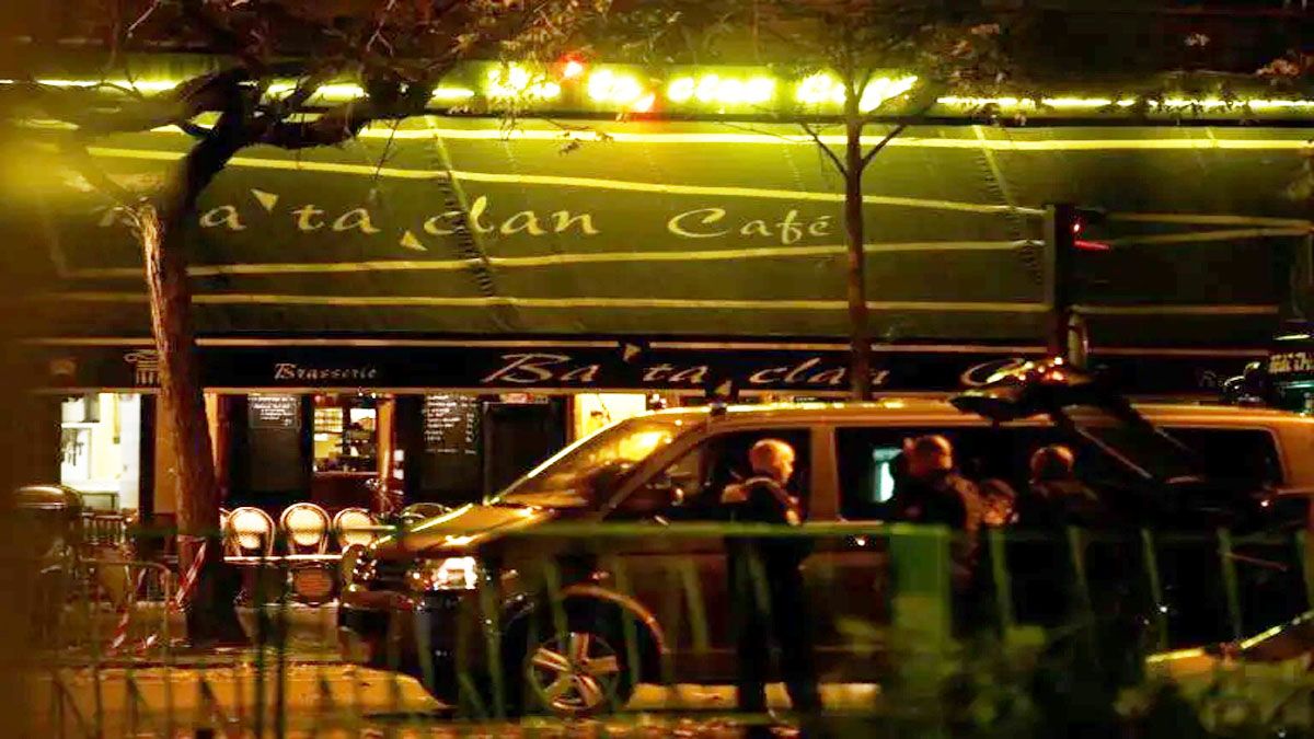 París, 2015: La policía asegura el exterior de la sala Bataclán, atacada por los terroristas (Foto: Archivo)