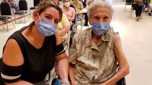 Covid-19: tiene 100 años, se vacunó y lo festejó con fernet