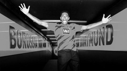 Borussia Dortmund pagó 30 millones por un juvenil inglés de 17 años al que recibieron como a un Beatle