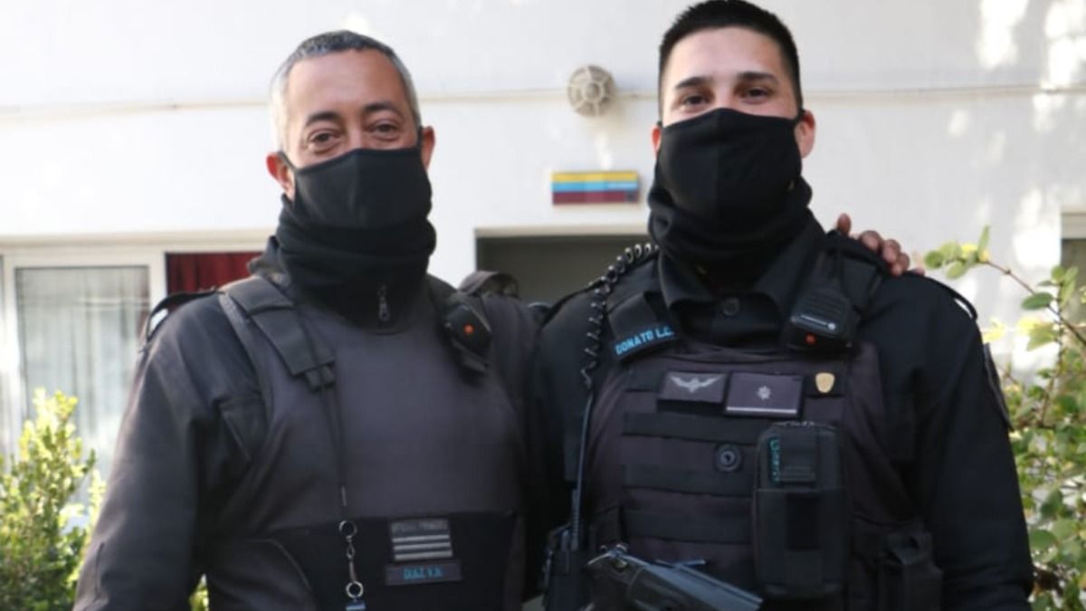 El relato de dos policías porteños que se ofrecieron a adoptar a una beba abandonada en un contenedor de basura.