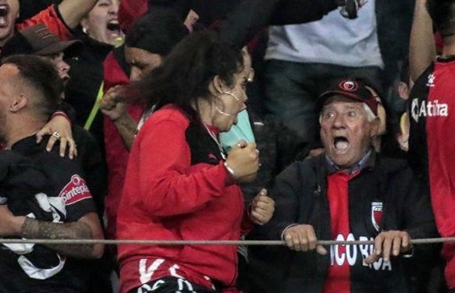 El futbolista perfecto: Pulga Rodríguez le regaló la camiseta al abuelo que viajó a Belo Horizonte a ver a Colón