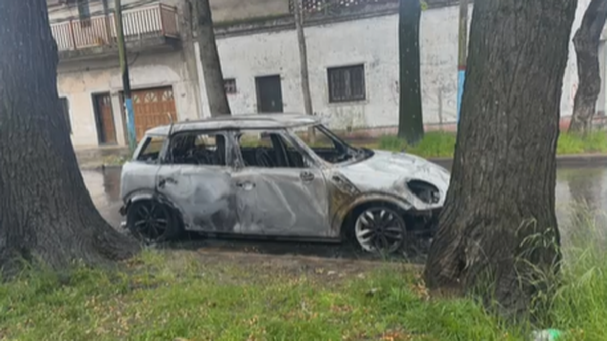 Quemacoches incendiaron dos autos. (Foto: captura A24)