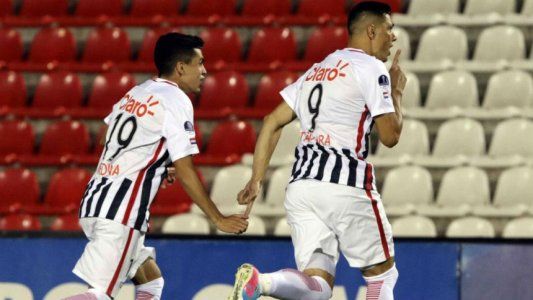 Goltz se equivocó y Tacuara Cardozo puso el 1-0 para Libertad en el arranque