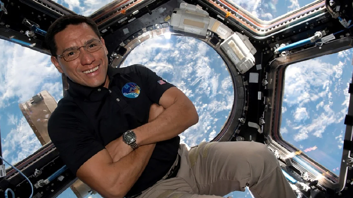 Un astronauta de familia latina batió el récord de días de permanencia en una misión espacial