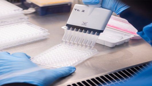 Desde México admiten que la pausa anunciada por AstraZeneca podría atrasar la llegada de la vacuna a América Latina