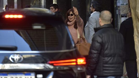 Cristina Kirchner empezó a movilizarse en un auto blindado que le ofreció Alberto Fernández
