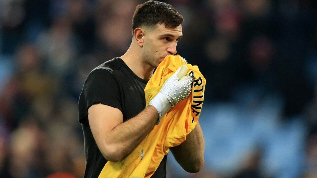 El arquero argentino besó la camiseta del Aston Villa después del encuentro.