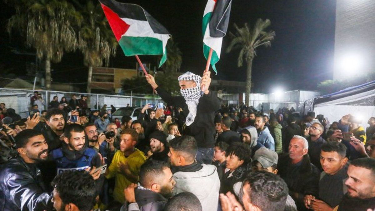 Palestinos celebran la liberación de militantes de Hamas a cambio de los rehenes israelíes. Hoy,¿ serían condenados a muerte? (Foto: Gentileza Jerusalem Post)