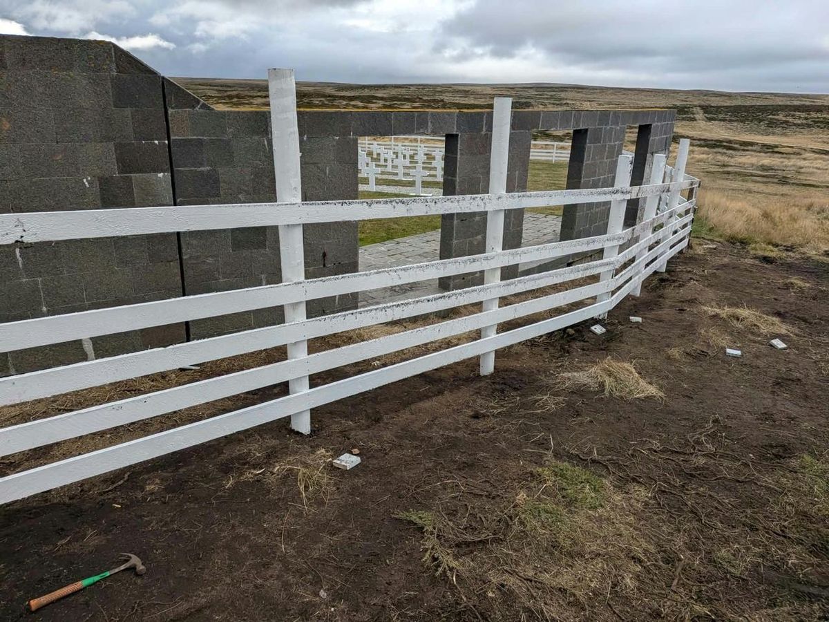 Las tareas incluyen el reemplazo de un cerco deteriorado, la limpieza de vegetación seca y la reparación de sectores afectados. (Foto: Aeropuertos Argentina)
