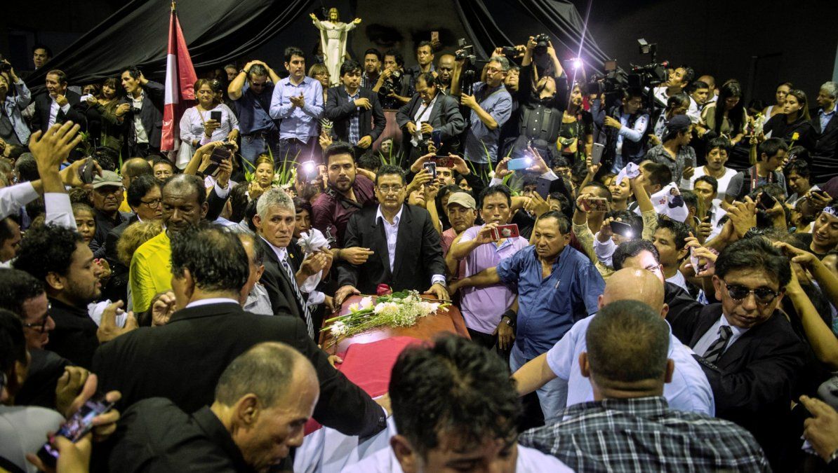 En medio de la conmoción por su suicidio, despiden los restos de Alan García en la sede de Partido Aprista Peruano