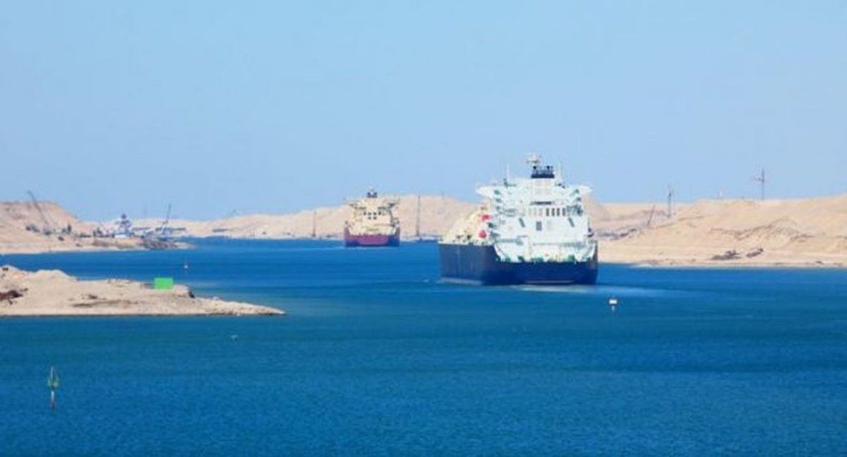 Tráfico marítimo en el Canal de Suez. (Foto: Alvaro Ardisana / Shutterstock)