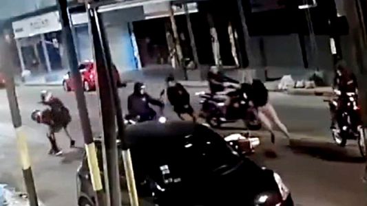 La rodearon 6 motochorros y se defendió a los tiros: el video del robo a una mujer policía