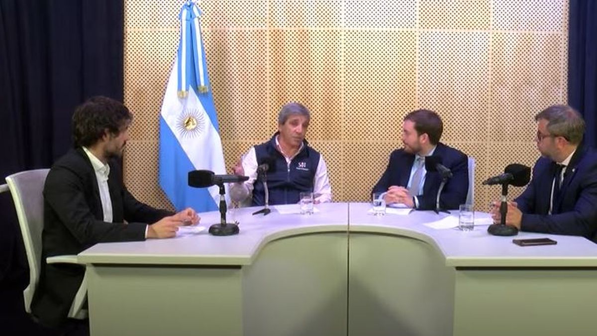 Caputo encabez&oacute; el segundo programa de streaming del ministerio de Econom&iacute;a y elogi&oacute; la personalidad del presidente Milei (foto: captura)