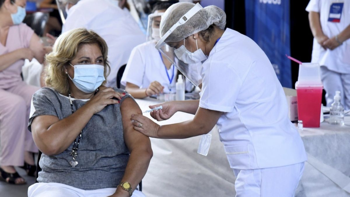 Una trabajadora de la salud al aplicar una vacuna. Los datos fueron extraídos de bases oficiales y abiertas. (Fuente: Télam)