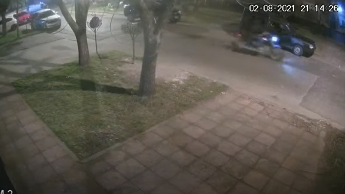 Un policía baleó a un motochorro que amenazó e intentó asaltar a su hija (Foto: captura de YouTube).