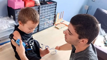 Beknur, hijo del cónsul de Kazajistán en Francia, que no tiene brazos por un problema de crecimiento, recibiendo su prótesis. Beknur, hijo del cónsul de Kazajistán en Francia, que no tiene brazos por un problema de crecimiento, recibiendo su prótesis.