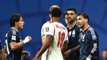 El cruce de Bellingham con Paredes en el inicio del partido en Atlanta. (Foto: Reuters) El cruce de Bellingham con Paredes en el inicio del partido en Atlanta. (Foto: Reuters)