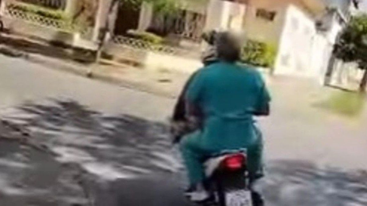 Una ambulancia se olvidó a un médico y un motoquero tuvo que llevarlo hasta el hospital. (Foto: Captura Video)&nbsp;