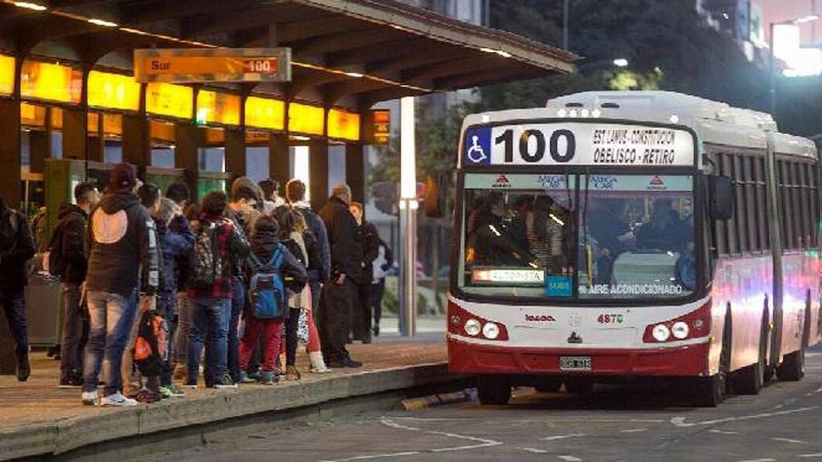Continúa el paro de colectivos nocturno (Foto: Telam).