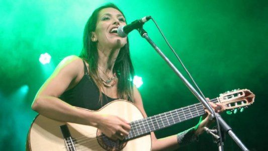 La folklorista Roxana Carabajal fue demorada en Santiago del Estero