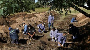Empleados del sector funerario exigen que los vacunen contra el COVID-19 y amenazan con parar