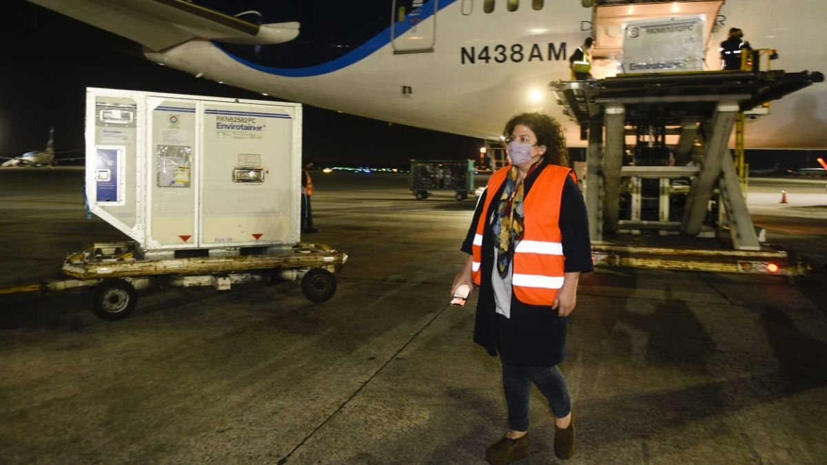 La ministra de Salud, Carla Vizzotti, presente en la llegada de las vacunas de AstraZeneca desde M&eacute;xico.