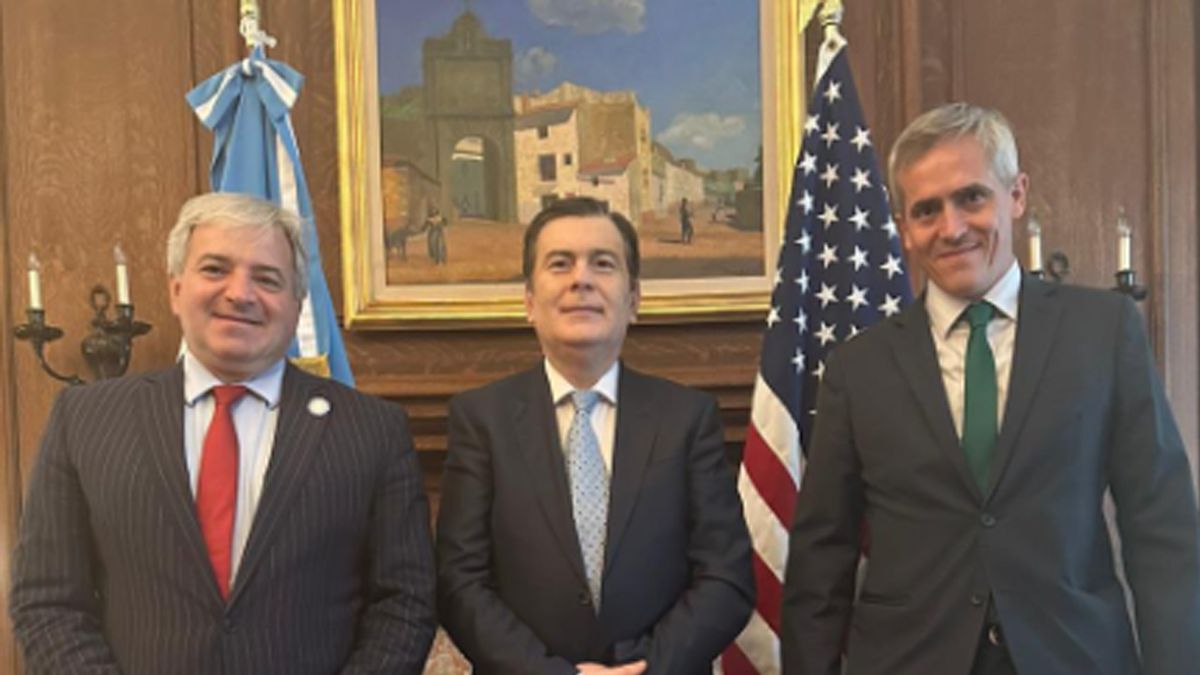 Gerardo Zamora con Adrián Nador, Delegado argentino en G20 y Juan Manuel Cortelletti, Jefe de Economía y Comercio de la Embajada.