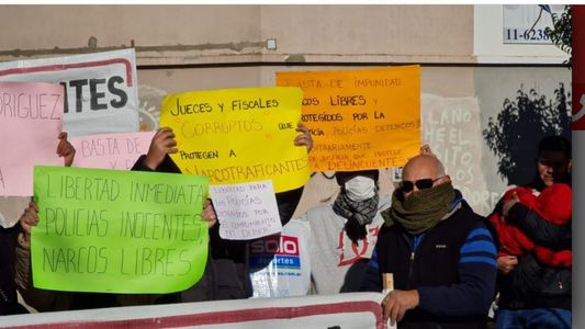 Familiares de policías detenidos se manifiestan y aseguran que todo es una causa armada