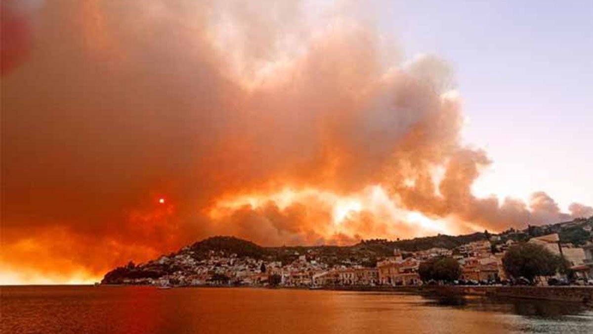 Los centros turísticos de las islas griegas, amenazados por los incendios. (Foto: Gentileza Hellas Times)