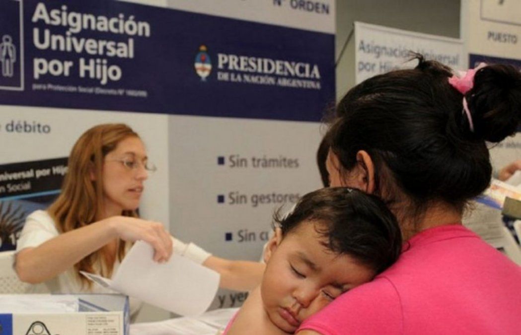 El ministerio de Desarrollo busca ampliar la AUH a un millón de niños y rediseñar el IFE