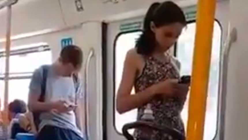 Una mujer cuestionó a una madre porque miraba el celular mientras su hijo lloraba y desató un debate en redes