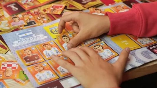 ¡Afortunado! Un futbolista encontró las figuritas más deseadas de la Selección Argentina