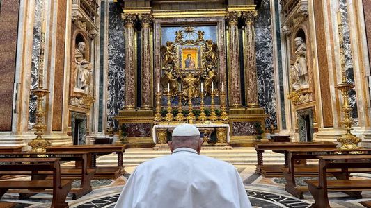 La historia secreta de la virgen que veneraba el papa Francisco y lo acompañó hasta su tumba