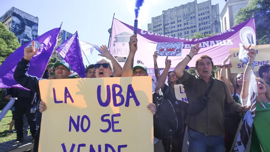 Marcha universitaria: multitudinaria manifestación se concentra en el Congreso para ir a Plaza de Mayo