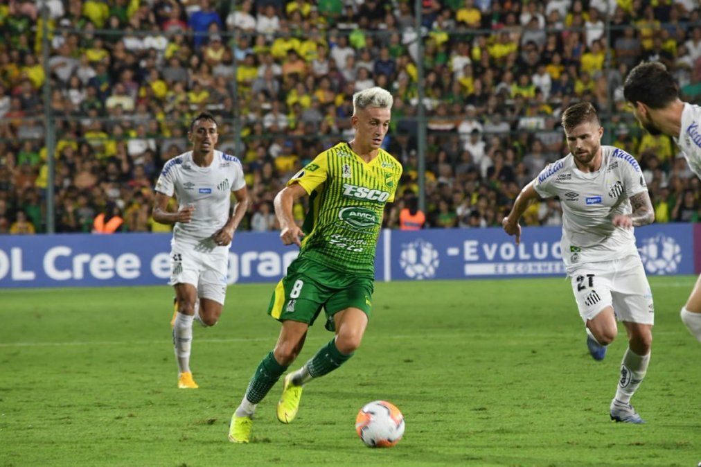En su debut en la Copa Libertadores, a Defensa y Justicia se lo dieron vuelta y perdió 2-1 ante Santos en Varela