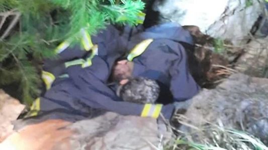 Volcaron la camioneta, la policía los buscó incansablemente y los encontró abrazados en una cueva