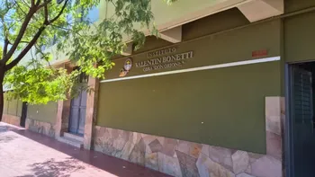 El trágico hecho ocurrió en el instituto Valentín Bonetti, en Godoy Cruz, donde el adolescente se descompensó durante una clase de educación física. El trágico hecho ocurrió en el instituto Valentín Bonetti, en Godoy Cruz, donde el adolescente se descompensó durante una clase de educación física.